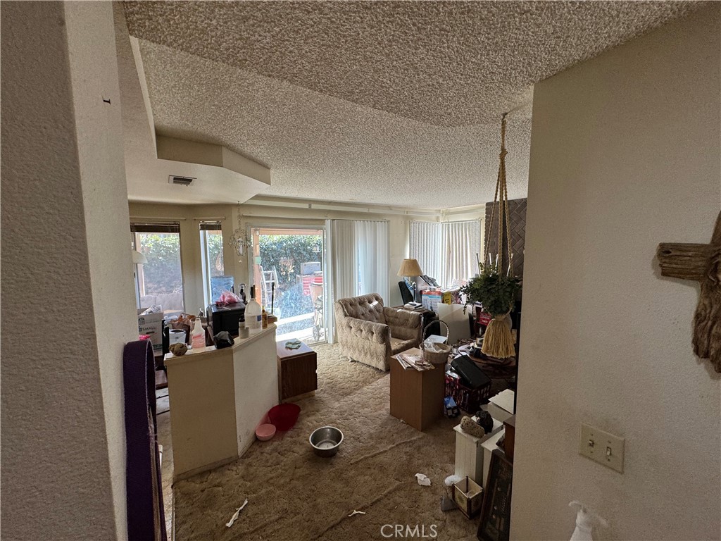 https://media.crmls.org/medias/e26ea508-3954-44aa-b66b-f35774f3176c.jpg?preset=X-Large