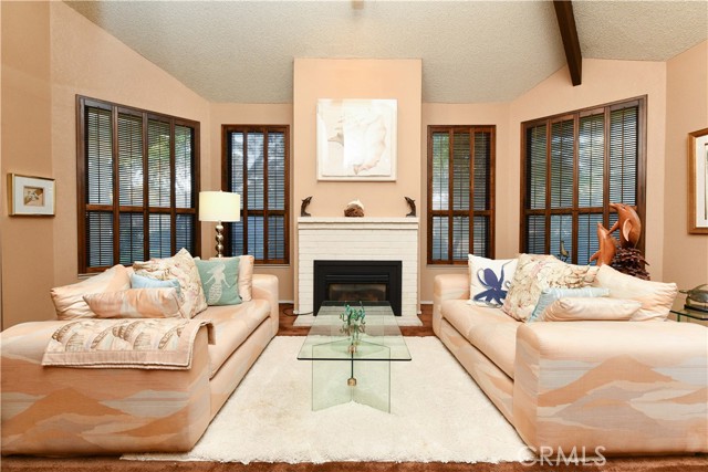 Detail Gallery Image 4 of 16 For 2890 Huntington #110,  Fresno,  CA 93721 - 3 Beds | 2/1 Baths