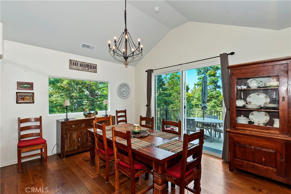 https://media.crmls.org/medias/e2701af2-1e66-4d4f-8430-50a0e8e32cfc.jpg?preset=X-Large