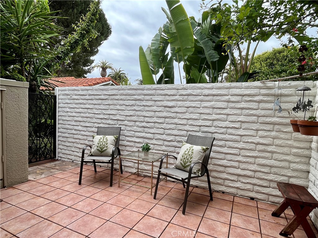 https://media.crmls.org/medias/e2718733-7f6d-44ca-8cf6-64fb96bf65ea.jpg?preset=X-Large
