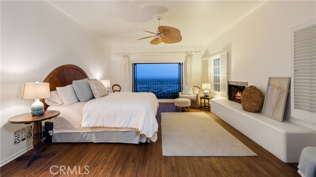 1305 E Balboa Boulevard, Newport Beach CA: https://media.crmls.org/medias/e273320a-b6c4-4a31-8a3c-378875a27ac6.jpg