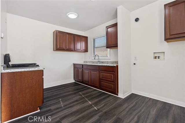 Detail Gallery Image 13 of 38 For 1300 W 90th St, Los Angeles,  CA 90044 - 6 Beds | 3 Baths