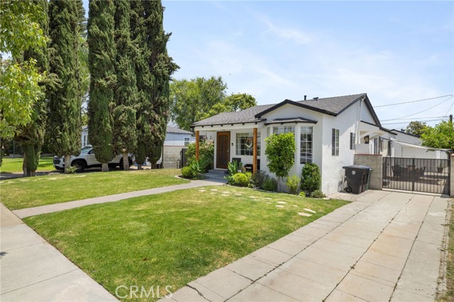 1820 N Avon Street, Burbank CA: https://media.crmls.org/medias/e274fc03-84f6-4126-90e2-b43452d16e39.jpg