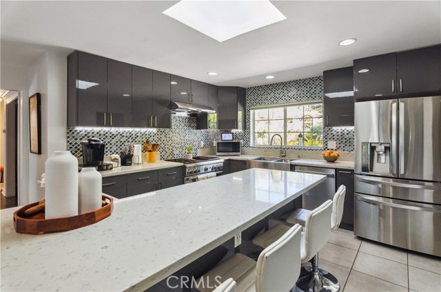 20283 Lorenzana Drive, Woodland Hills CA: https://media.crmls.org/medias/e27957ac-35be-4743-8c7b-d6e91d854b32.jpg