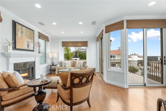 Detail Gallery Image 5 of 55 For 133 33rd St, Hermosa Beach,  CA 90254 - 4 Beds | 4/1 Baths