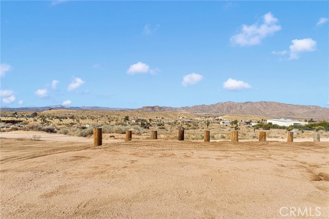 25733 Roundup Way, Apple Valley CA: https://media.crmls.org/medias/e27c345d-66ec-40f2-9e15-feaf6d7662e1.jpg