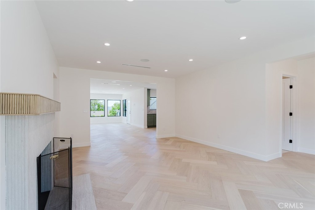 https://media.crmls.org/medias/e27d70e3-8223-42b7-9040-4b62f2678399.jpg?preset=X-Large