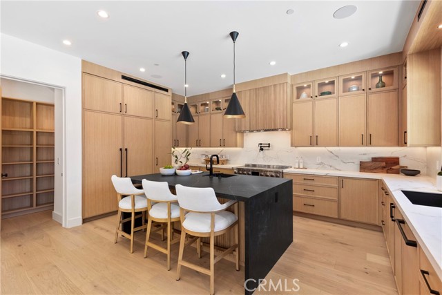 Detail Gallery Image 8 of 44 For 13602 Morrison St, Sherman Oaks,  CA 91423 - 6 Beds | 6/1 Baths