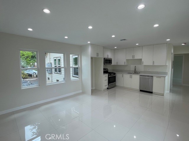 811 1/2 E Maple Street, Glendale CA: https://media.crmls.org/medias/e27dfb89-265b-448f-a105-a56aece0dc3f.jpg