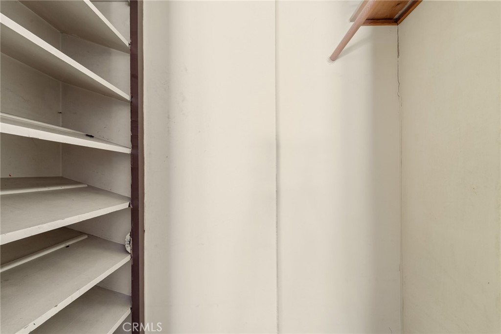 https://media.crmls.org/medias/e27e5926-dd6e-4b96-a35c-dee507bc70eb.jpg?preset=X-Large