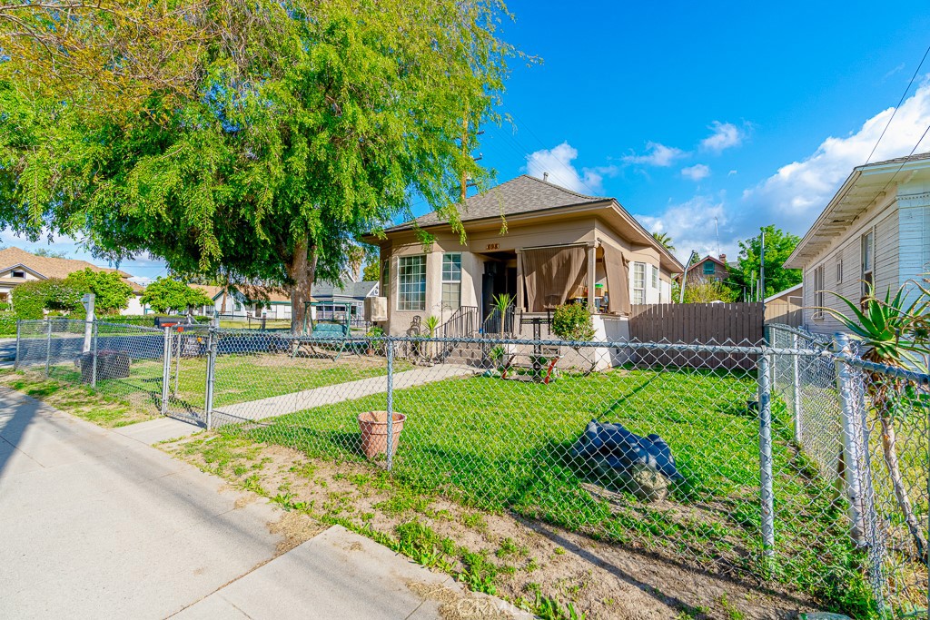 Don't miss this great opportunity for this 3-bedroom, 1-bath home situated on a spacious corner lot! Offering 945 sq ft of living space on a generous 7,000 sq ft fully fenced lot, this property has tons of potential for customization or expansion. Conveniently located near schools, shopping, the freeway, and the courthouse. Make your appointment today to preview. Some pictures are virtually staged.