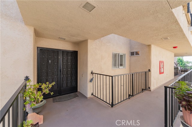 2381 Via Mariposa W, Laguna Woods CA: https://media.crmls.org/medias/e281cd73-1001-4f63-a7f7-88124fb4d54f.jpg