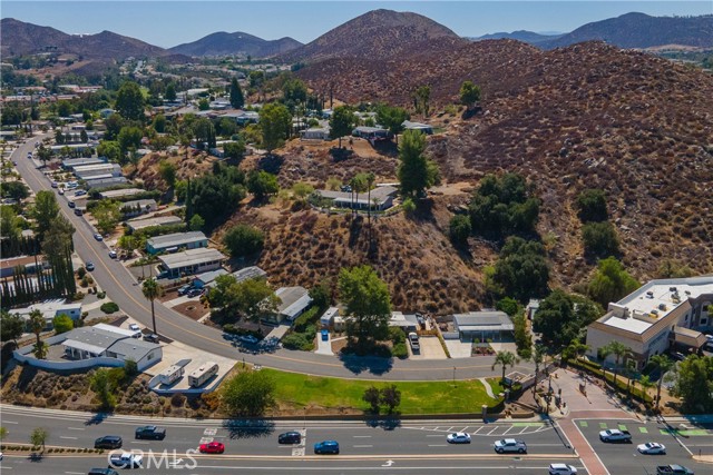 22831 Skylink Drive, Canyon Lake CA: https://media.crmls.org/medias/e282aef9-4722-4969-a3d0-bede9d6c5927.jpg