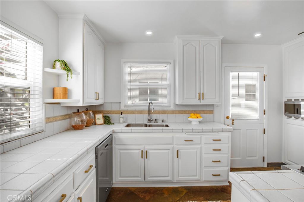 https://media.crmls.org/medias/e28312b3-9132-421a-9cbb-2f54dadad45c.jpg?preset=X-Large