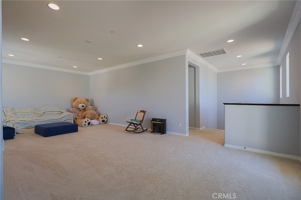 https://media.crmls.org/medias/e28335d6-175c-46bd-8fbe-c1264da3461a.jpg?preset=X-Large