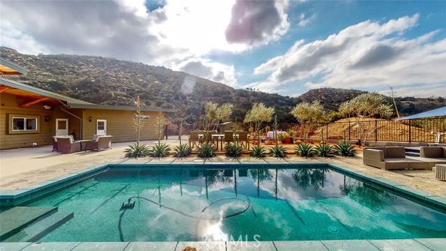 Detail Gallery Image 7 of 36 For 7300 Santa Susana Pass Rd, Simi Valley,  CA 93063 - 3 Beds | 2/1 Baths