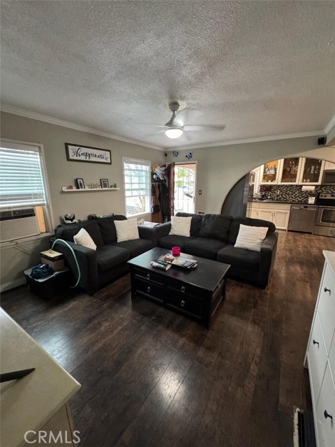 Detail Gallery Image 7 of 22 For 6045 Harding Ave, South Gate,  CA 90280 - 2 Beds | 2 Baths