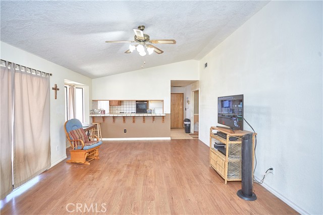 Detail Gallery Image 10 of 35 For 11969 Pinon Ave, Hesperia,  CA 92345 - 3 Beds | 2 Baths