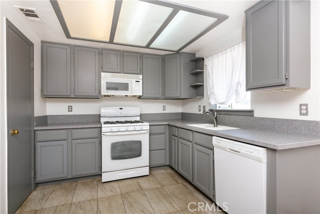 Detail Gallery Image 8 of 34 For 10416 Peach Ave, California City,  CA 93505 - 3 Beds | 2 Baths