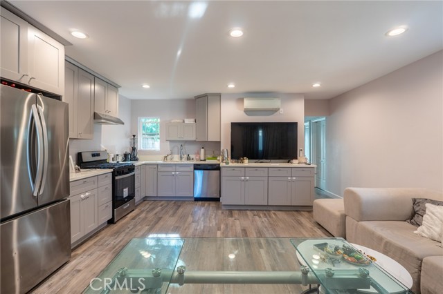 Detail Gallery Image 2 of 21 For 7647 Amestoy Ave, Van Nuys,  CA 91406 - 2 Beds | 2 Baths