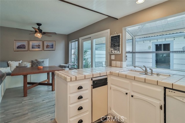 415 Jeremiah Drive, Simi Valley CA: https://media.crmls.org/medias/e288ee70-00b2-4ec4-aef2-dfa95038d9d0.jpg