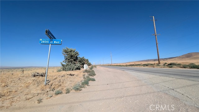 275 W Avenue B, Lancaster CA: https://media.crmls.org/medias/e28931f8-f339-4761-8e38-96a699e6f1b5.jpg