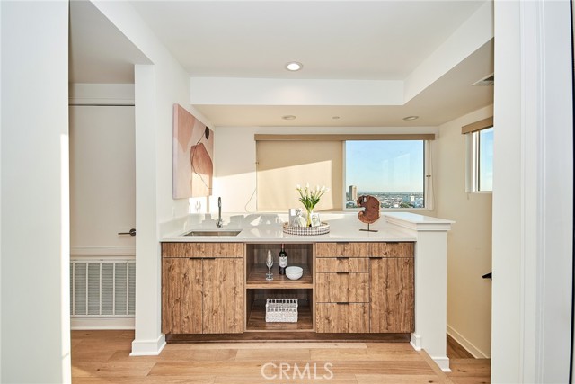 1050 N Joels Place, Los Angeles CA: https://media.crmls.org/medias/e2894124-26ef-42a8-9971-9f0f1e61eaa3.jpg