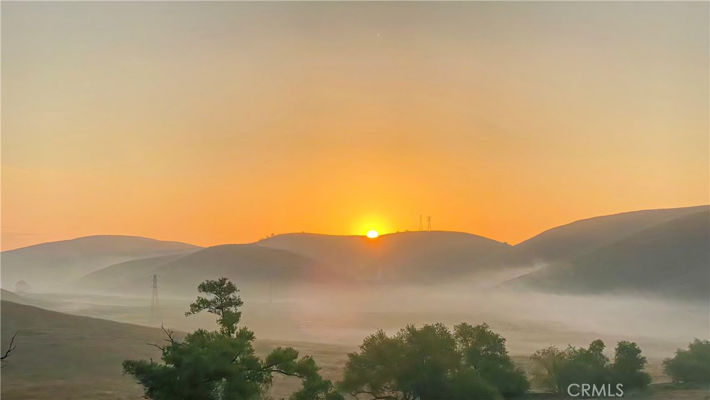 https://media.crmls.org/medias/e28a9334-ce10-4a90-857e-0e1547c99186.jpg?preset=X-Large
