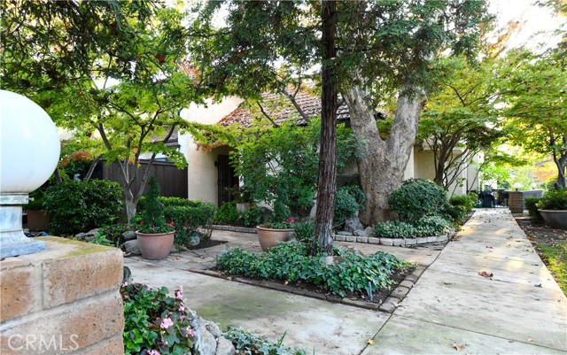 Detail Gallery Image 3 of 16 For 2890 Huntington #110,  Fresno,  CA 93721 - 3 Beds | 2/1 Baths