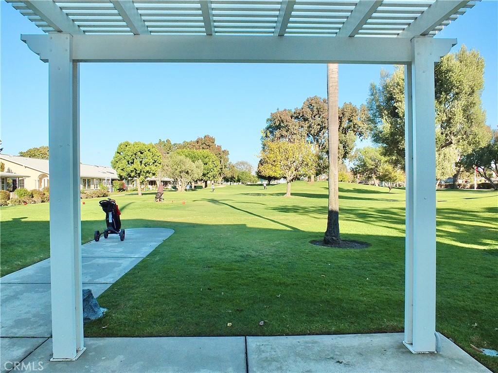 https://media.crmls.org/medias/e28abec3-2cbb-429b-8f56-4abb55e62822.jpg?preset=X-Large