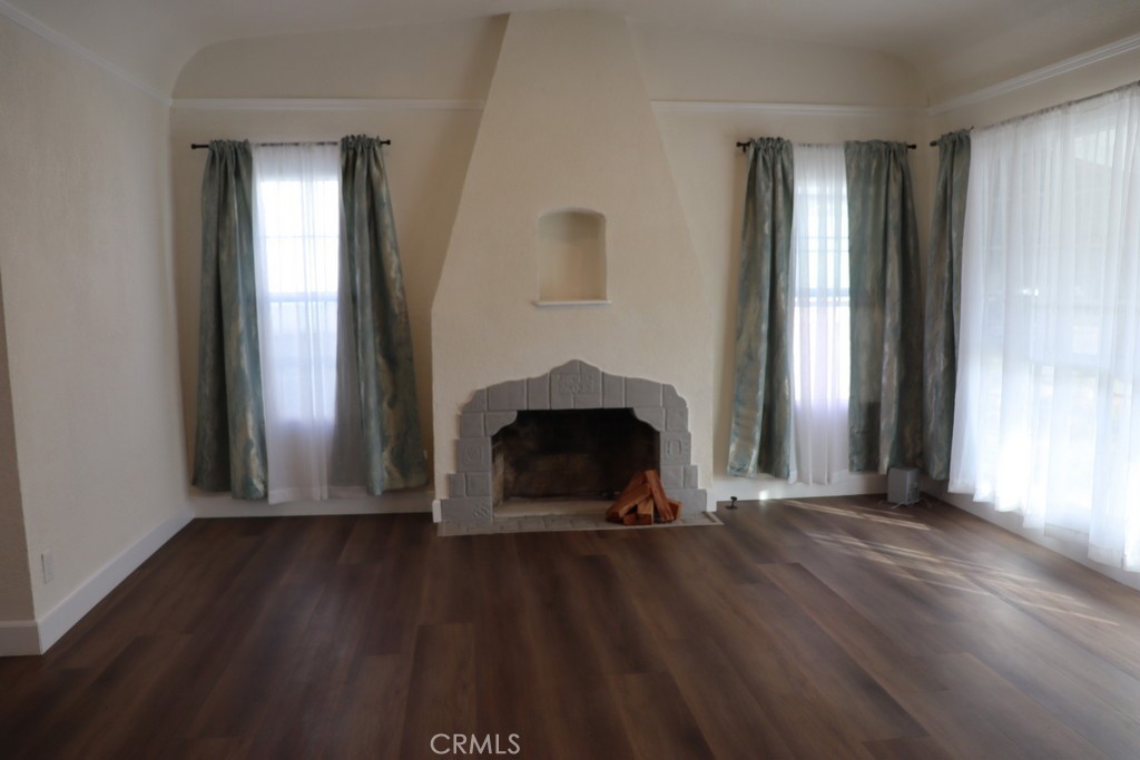 https://media.crmls.org/medias/e2905256-7021-45de-a869-b11790732c29.jpg?preset=X-Large