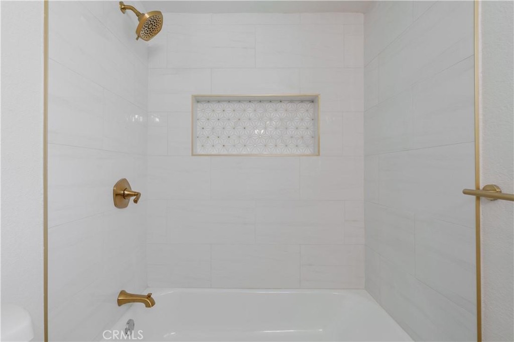 https://media.crmls.org/medias/e290a85c-0f86-44a1-9bca-cdb0c8e4903e.jpg?preset=X-Large
