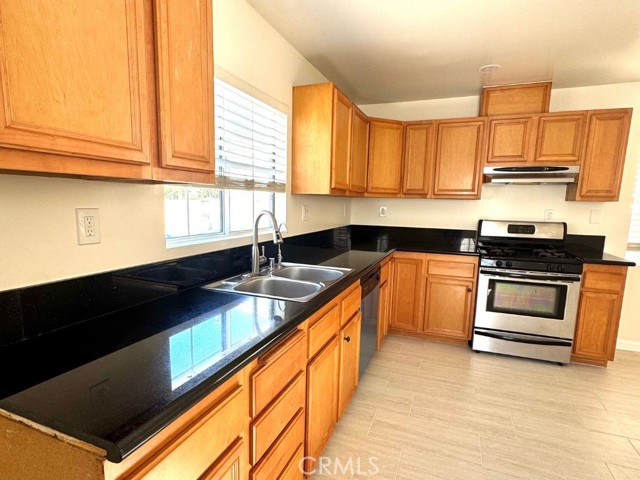 Detail Gallery Image 2 of 8 For 13003 Calvert St, Van Nuys,  CA 91401 - 3 Beds | 2 Baths