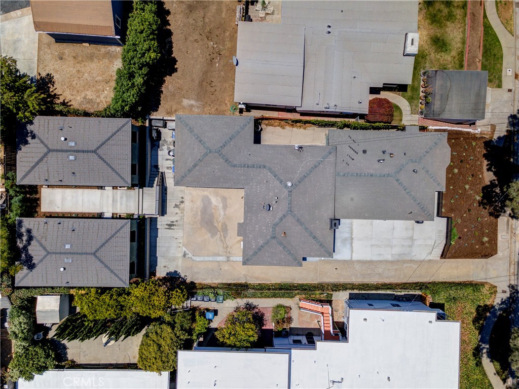 https://media.crmls.org/medias/e2989582-3503-402d-a7f5-5dc917235d53.jpg?preset=X-Large