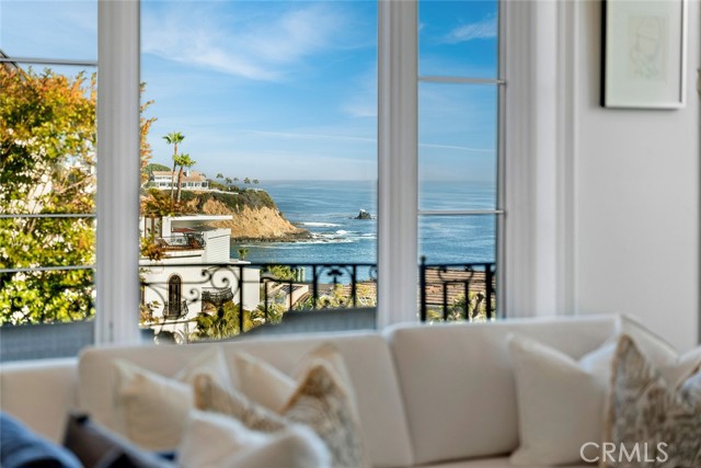 Detail Gallery Image 6 of 46 For 121 Emerald Bay, Laguna Beach,  CA 92651 - 5 Beds | 4/1 Baths