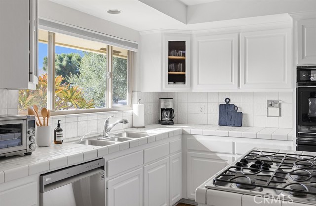 564 Seaward Road, Corona del Mar CA: https://media.crmls.org/medias/e29d234a-2d16-4aec-9a61-25d679773421.jpg