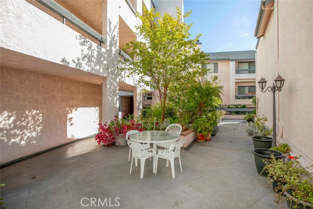 11911 Magnolia Boulevard, Valley Village CA: https://media.crmls.org/medias/e29ed33a-894a-417a-b0d2-7fb191a156cf.jpg