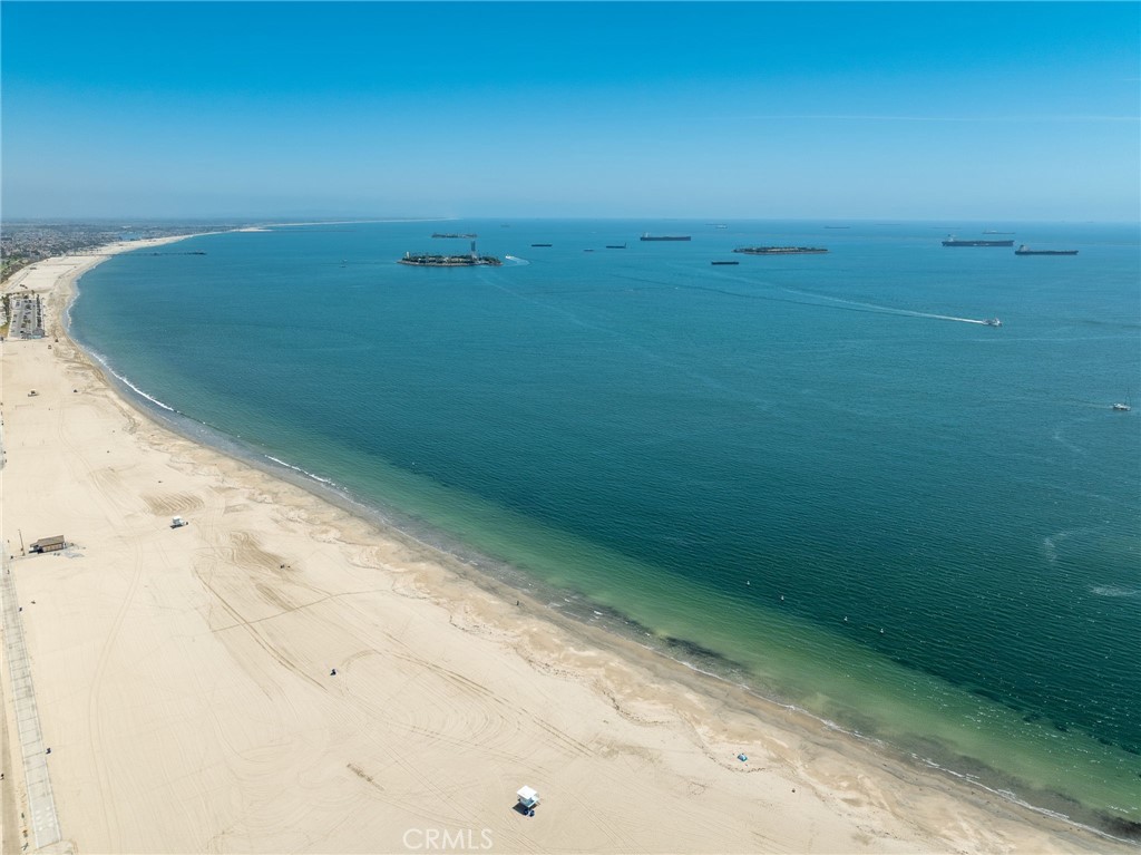 https://media.crmls.org/medias/e2a0bf7c-3ab7-4c14-a414-b3ef4d41dcc0.jpg?preset=X-Large