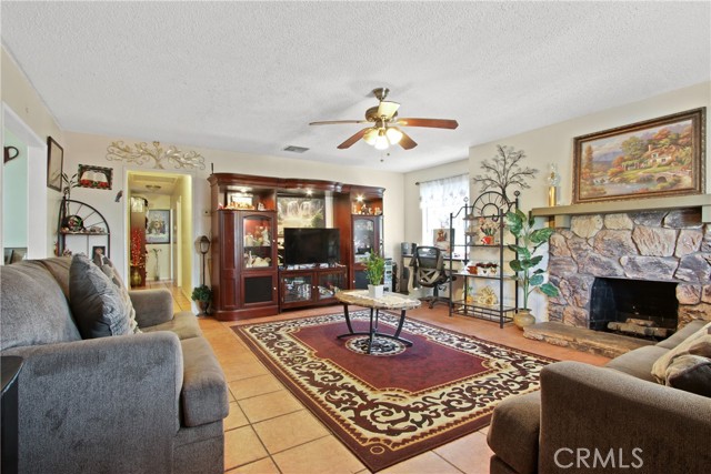 916 W 53rd ST Street, Los Angeles CA: https://media.crmls.org/medias/e2a0d7b7-1fdc-4a56-8b72-77e98636e8cf.jpg