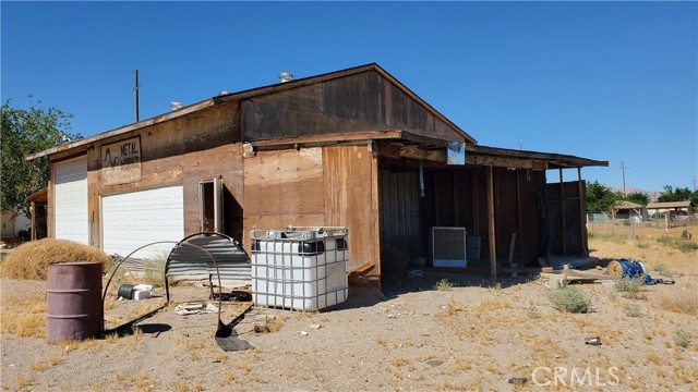 32676 Foothill Road, Lucerne Valley CA: https://media.crmls.org/medias/e2a2e2c0-68bc-43f8-9a6c-e6838051f38d.jpg