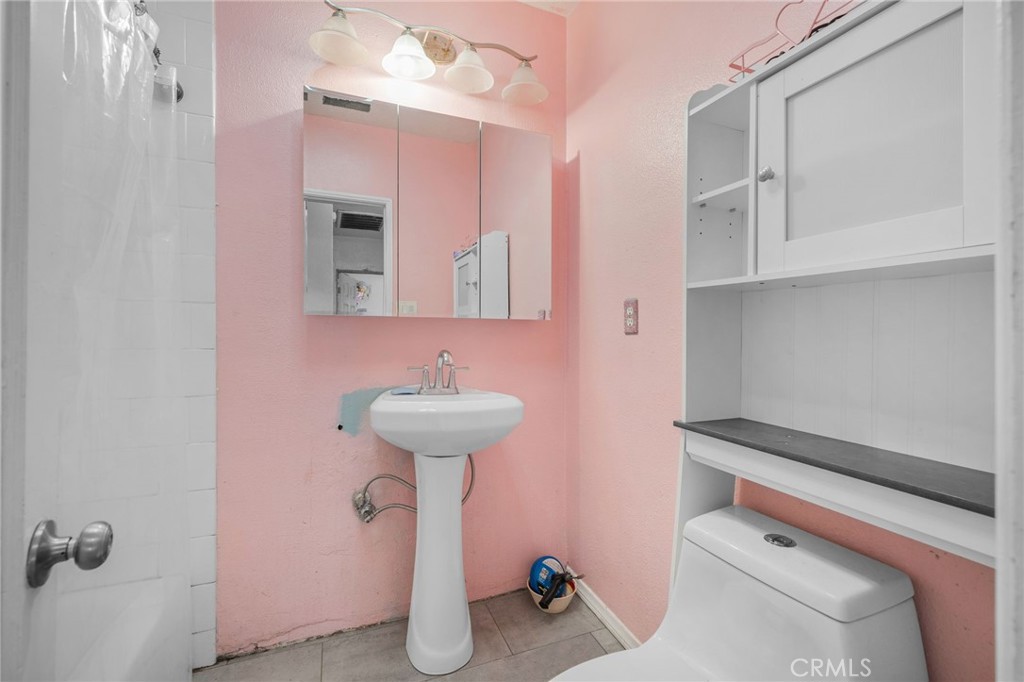 https://media.crmls.org/medias/e2a3b89f-06fc-4e3e-b0ac-5d2345220b2f.jpg?preset=X-Large