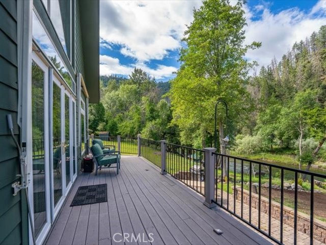 https://media.crmls.org/medias/e2a3d101-d983-4027-81a7-3681520e385e.jpg?preset=X-Large
