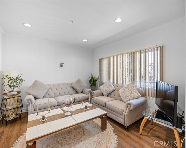 Detail Gallery Image 4 of 19 For 565 E San Jose Ave #204,  Burbank,  CA 91501 - 2 Beds | 3 Baths