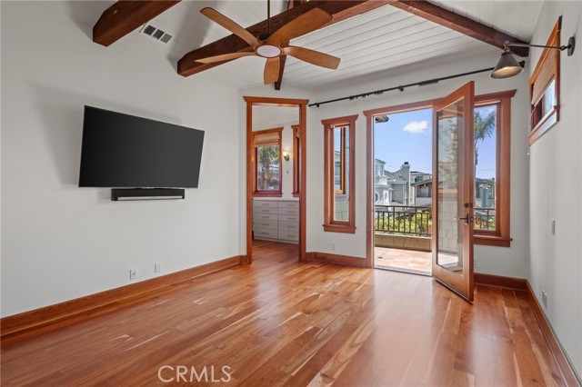 401 8th Street, Manhattan Beach CA: https://media.crmls.org/medias/e2a53845-5aa3-41fc-8392-4bb246f8fe21.jpg