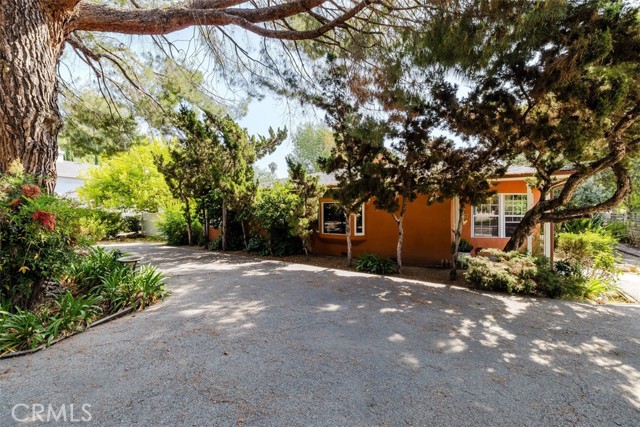 5800 Winnetka Avenue, Woodland Hills CA: https://media.crmls.org/medias/e2a53e7c-9313-4a20-97be-469c5fad93b2.jpg
