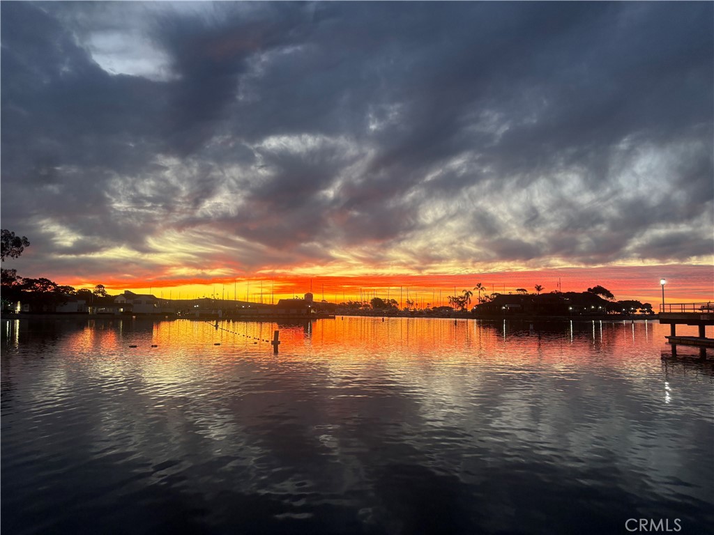 https://media.crmls.org/medias/e2a57170-51ed-408a-bde8-32fd67010d8d.jpg?preset=X-Large