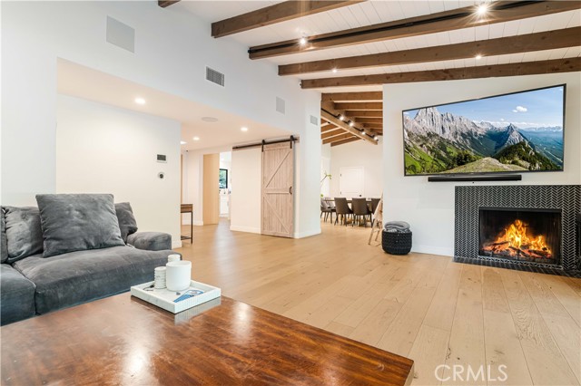 22410 Collins Street, Woodland Hills CA: https://media.crmls.org/medias/e2a685bc-b564-45b2-bcf7-7e4ad710a2c9.jpg