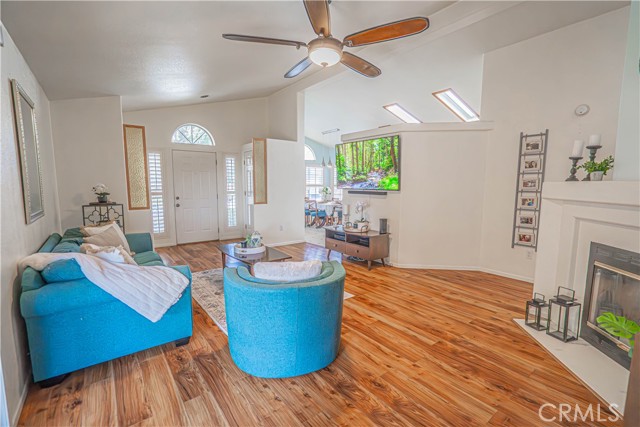 Detail Gallery Image 7 of 74 For 20164 Crestview Dr., Canyon Country,  CA 91351 - 3 Beds | 2 Baths