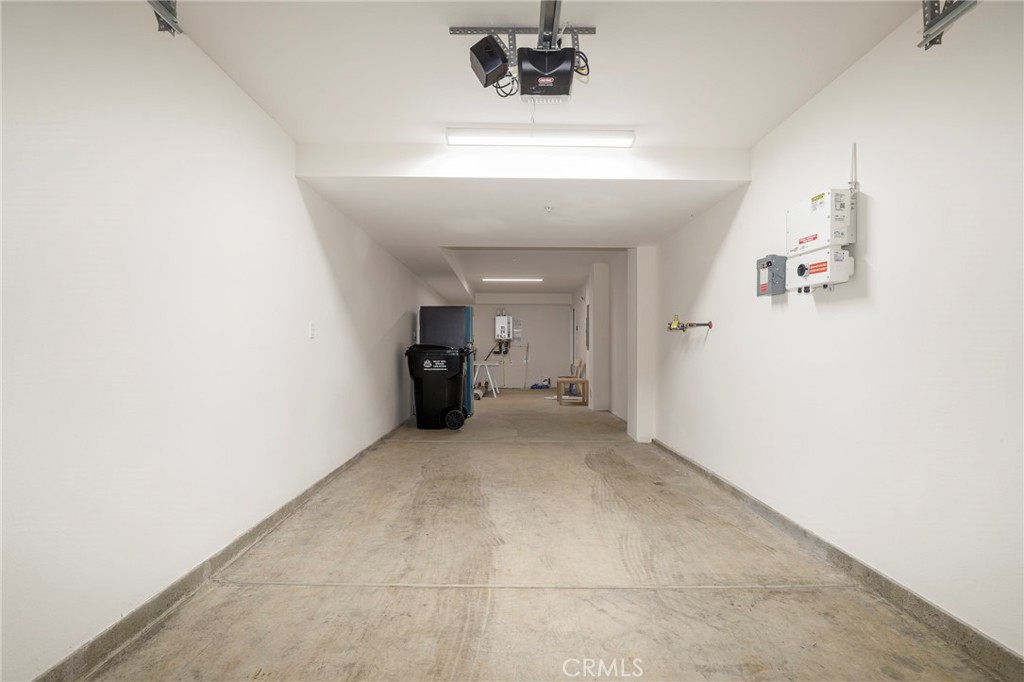 https://media.crmls.org/medias/e2a74ba5-a41c-4ddc-9d70-b5d11e5c585e.jpg?preset=X-Large