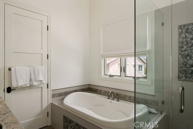 412 1/2 Goldenrod Avenue, Corona del Mar CA: https://media.crmls.org/medias/e2ab0b6d-ccae-4efe-8270-59591a2dcf99.jpg